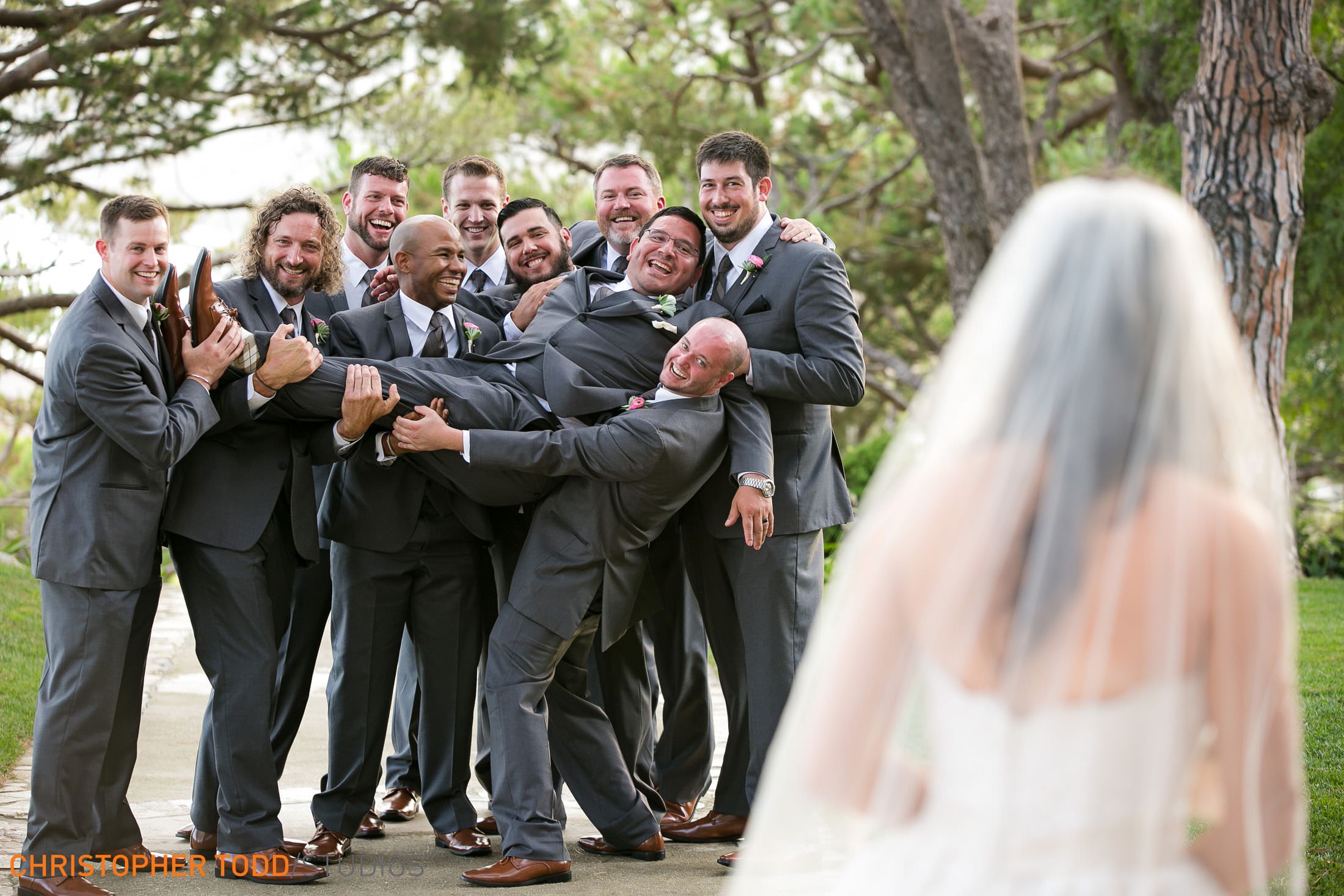 fun-wedding-photos-wayfarers-chapel-palos-verdes