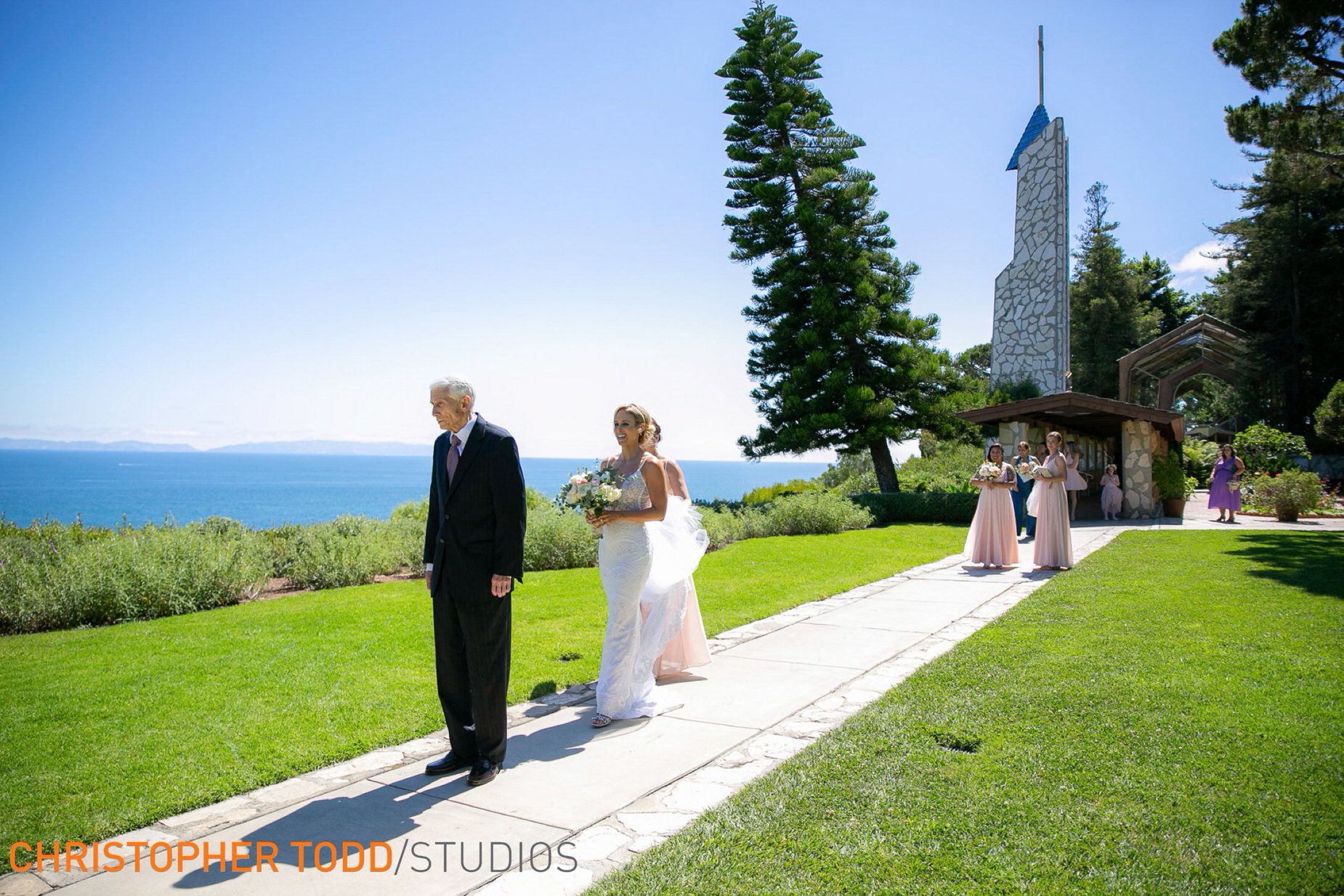 wedding-photographers-at-wayfarers-chapel