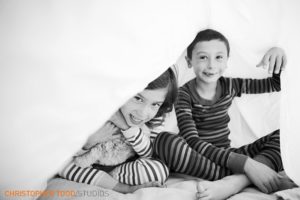 5 Tricks To Get Your Kids To Cooperate For Your Family Portraits | Family Portrait Tips